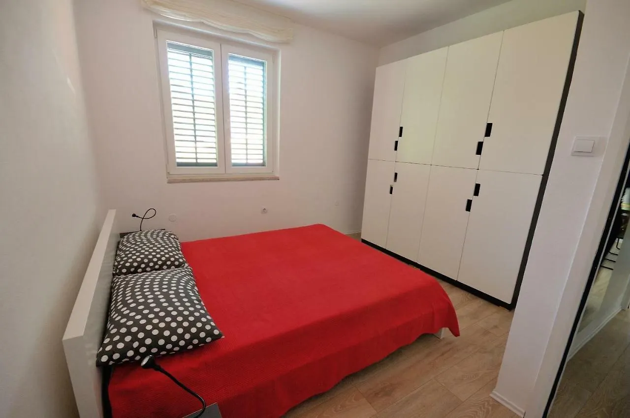Apartments Paris 로비니 0*,  크로아티아