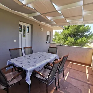 https://apartment-dundo-in-quiet-green-area.pula-hotels.org