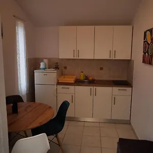 https://apartmani-marin-kolan.hotelinzadar.com